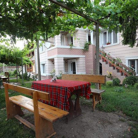 Отель Slanchevata Kashta Крушуна Экстерьер фото